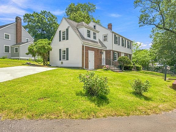 3rd image of 49 Parkside Cir