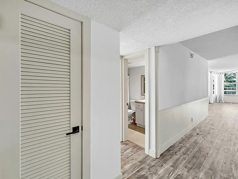 3051 NE 48th St #301 — Photo 27