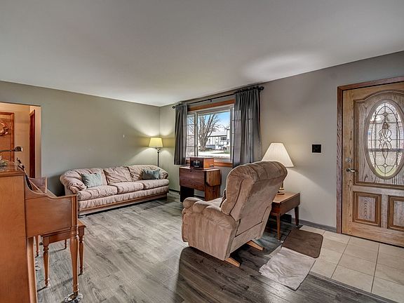 4th image of 36748 N Oakwood Dr