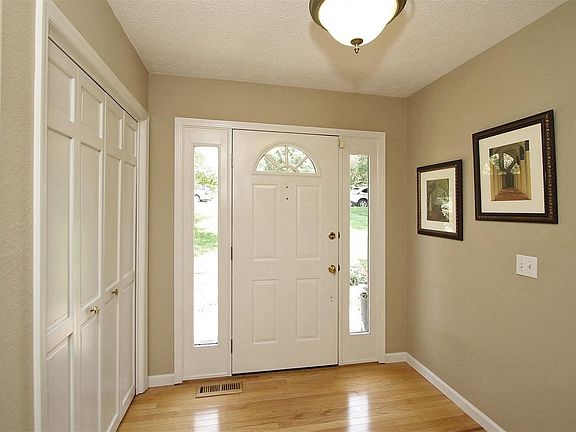 4th image of 9 Forest Hill Ln