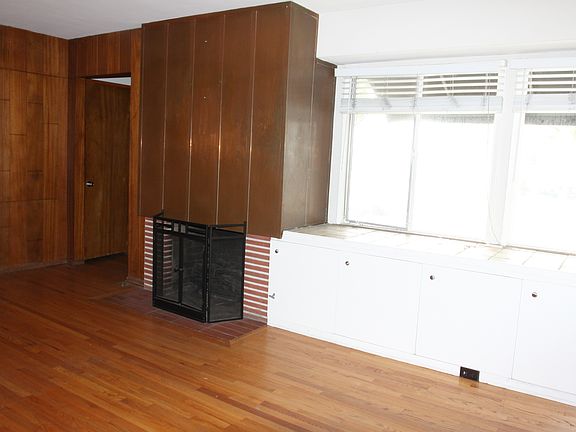 2nd image of 4329 E Ocean Blvd APT A