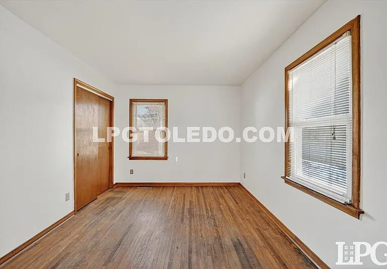 1525 Akron St — Photo 12