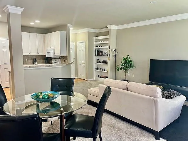 1 bed, 1.0 bath, 811 sqft, $1,750 — Photo 4