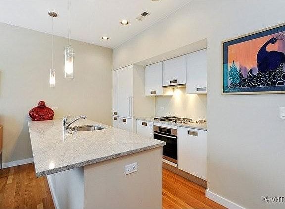 3rd image of 1721 N Sheffield Ave APT 201