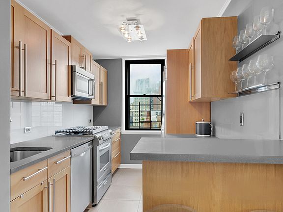 3rd image of 201 E 17th St APT 17G