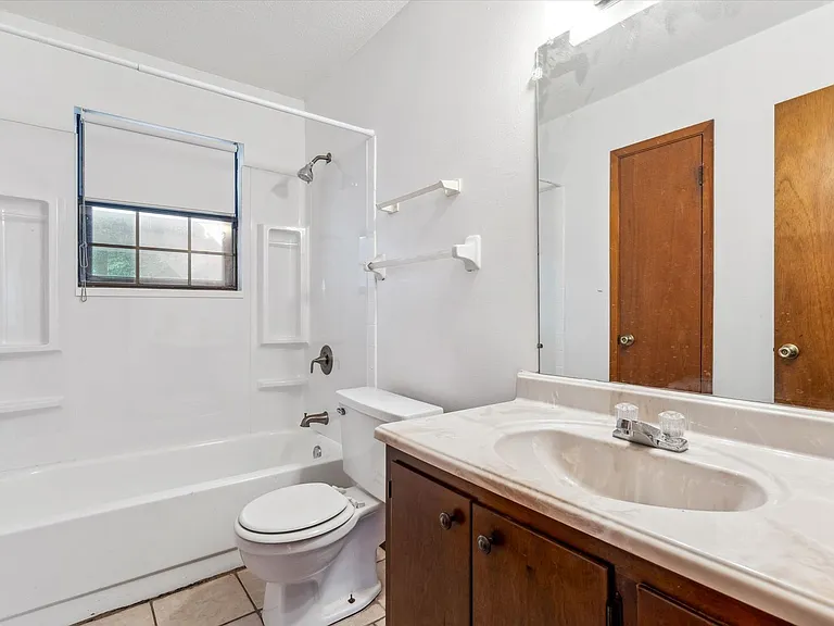 504 Farnell Ln — Photo 15