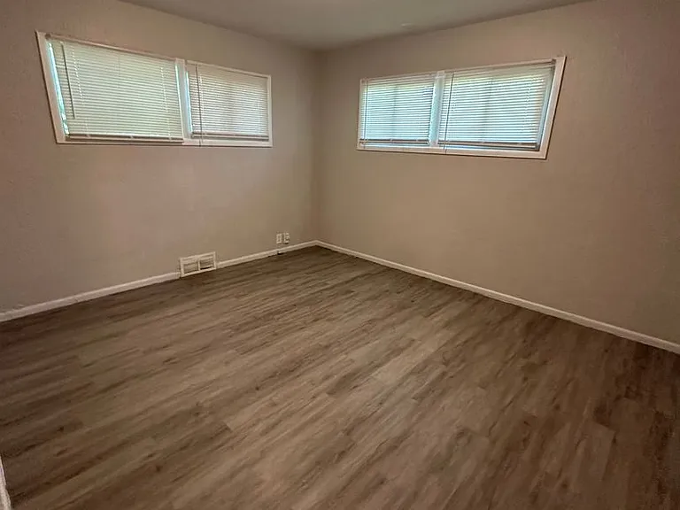11302 Corrington Ave — Photo 7