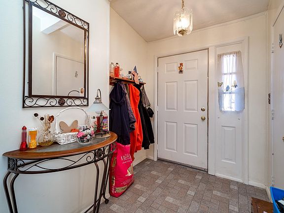 5th image of 204 Deer Creek Dr