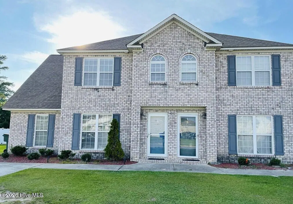 3 bed, 4.0 bath, $1,900 — Photo 2