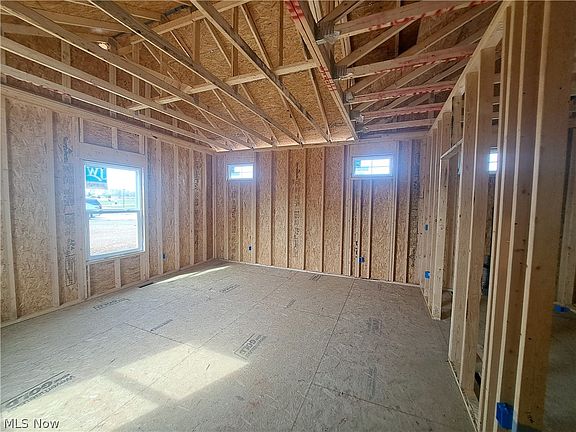 4th image of 547 Woodlands Glen Ave