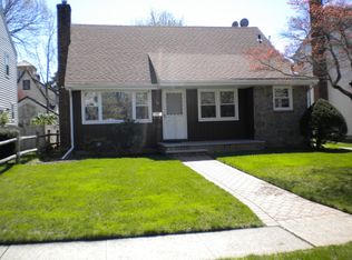 34 Utterby Rd, Malverne, NY 11565