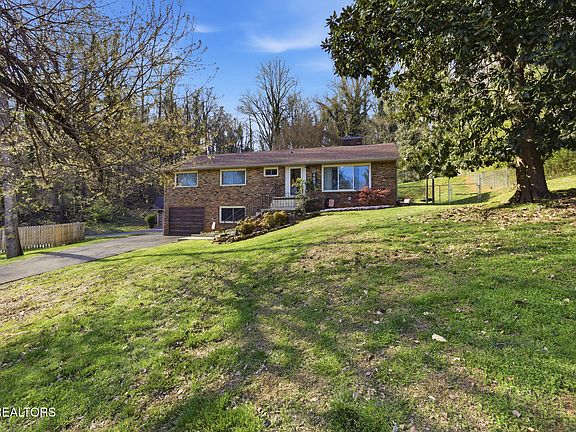 4th image of 402 Bluff Rd