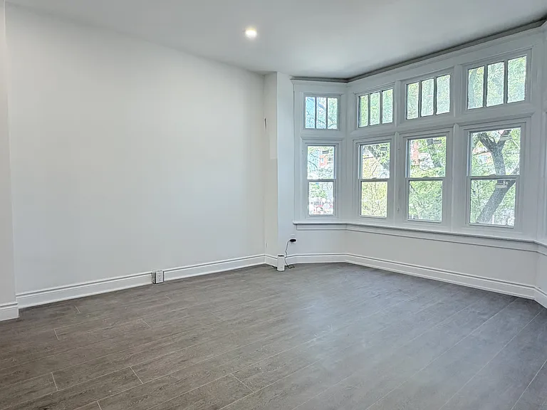 691 Ouellette Ave #6 — Photo 4