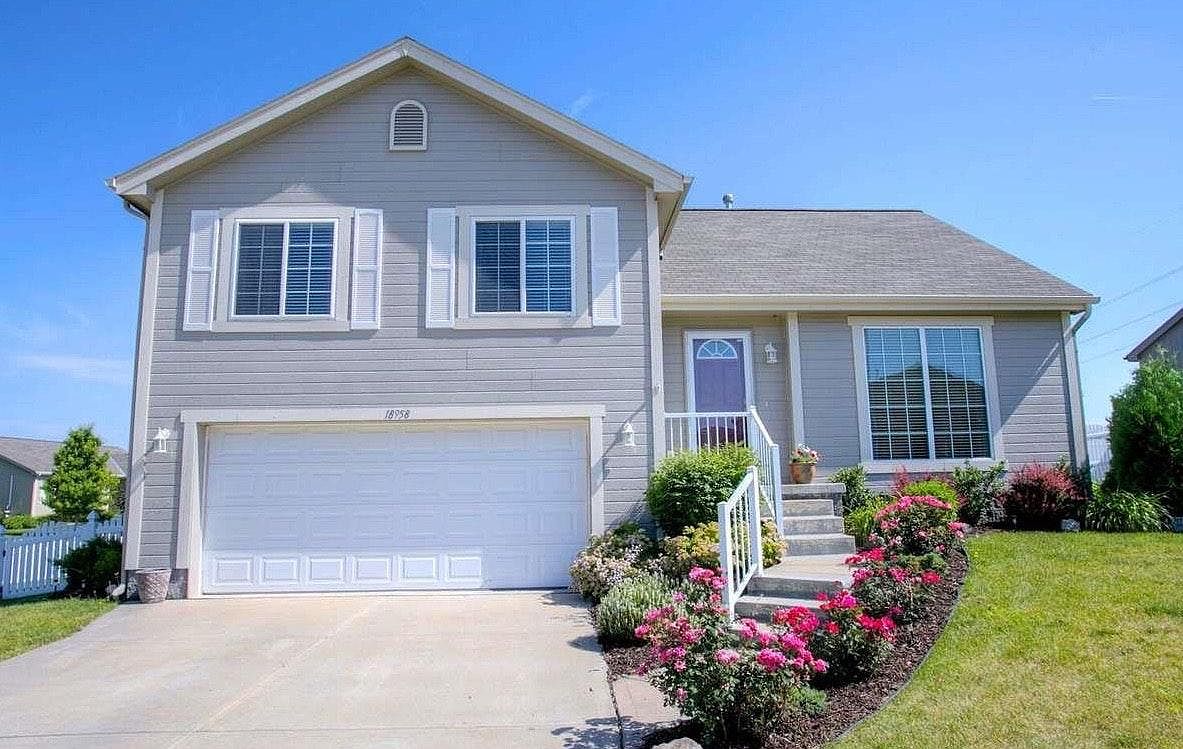 WWW@WWW ① 18958 Z St, Omaha, NE 68135 | Zillow
