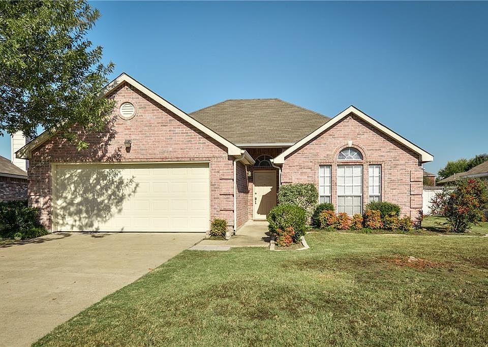 1st image of 104 E Forestwood Dr
