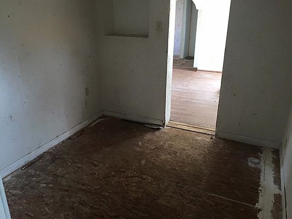 3rd image of 2931 Oak St