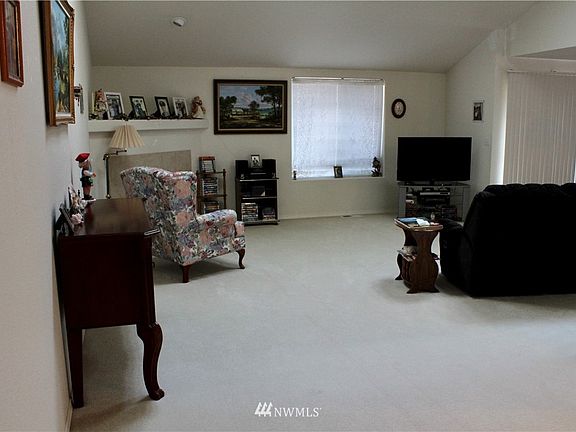 4th image of 8703 Sebastian Drive NE