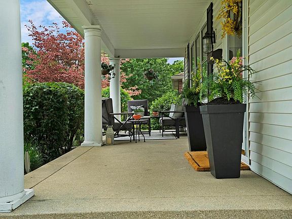 3rd image of 226 Irving Way W