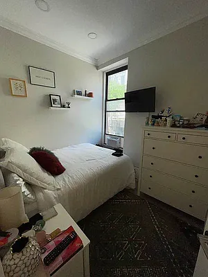 Rented by Universal Realty Group | media 28