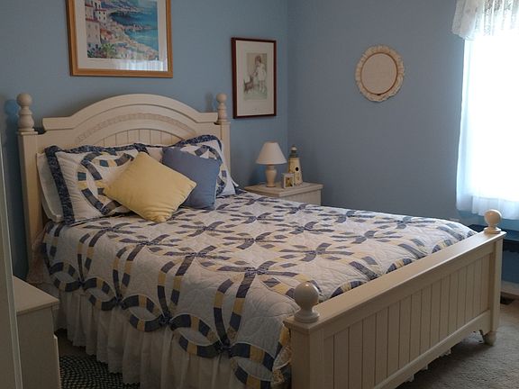 Guest BR w/walk in closet.