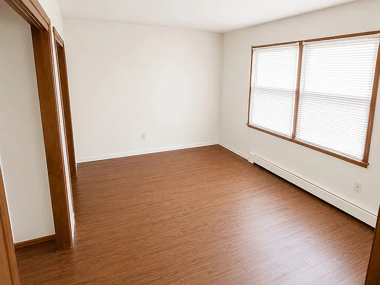 876 Chapel Dr — Photo 4
