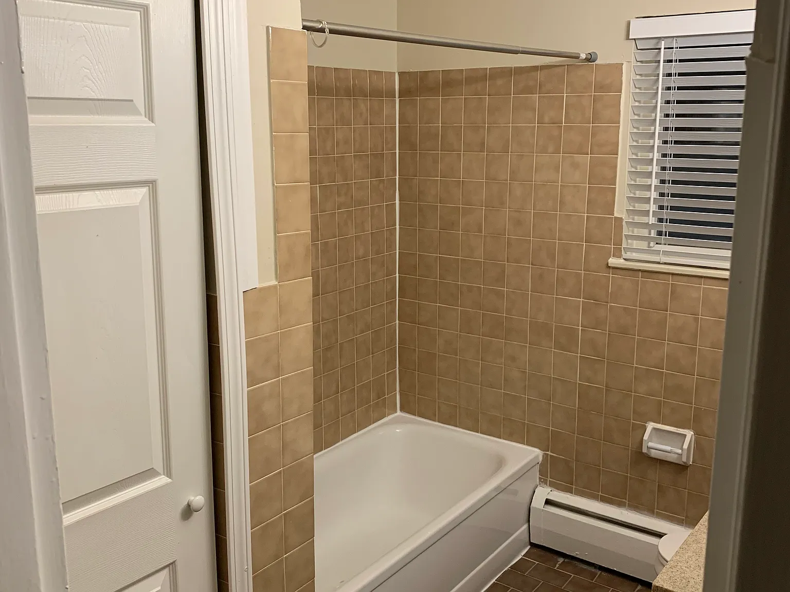 1 bed, 700 sqft, $995 — Photo 2