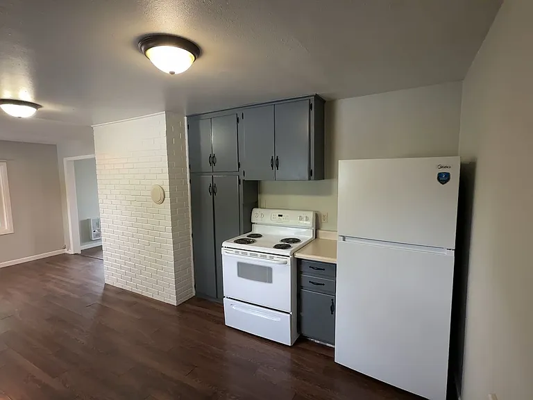 210 SE Court St — Photo 7