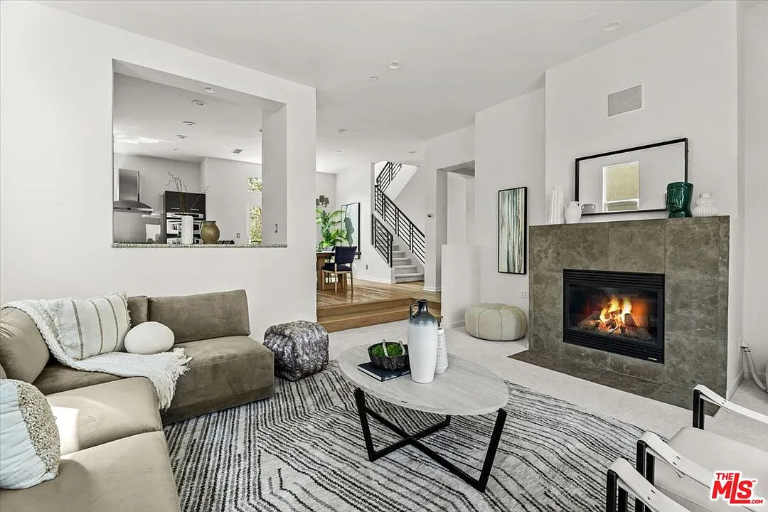 2 bed, 3.5 bath, 2390 sqft, $10,000 — Photo 2