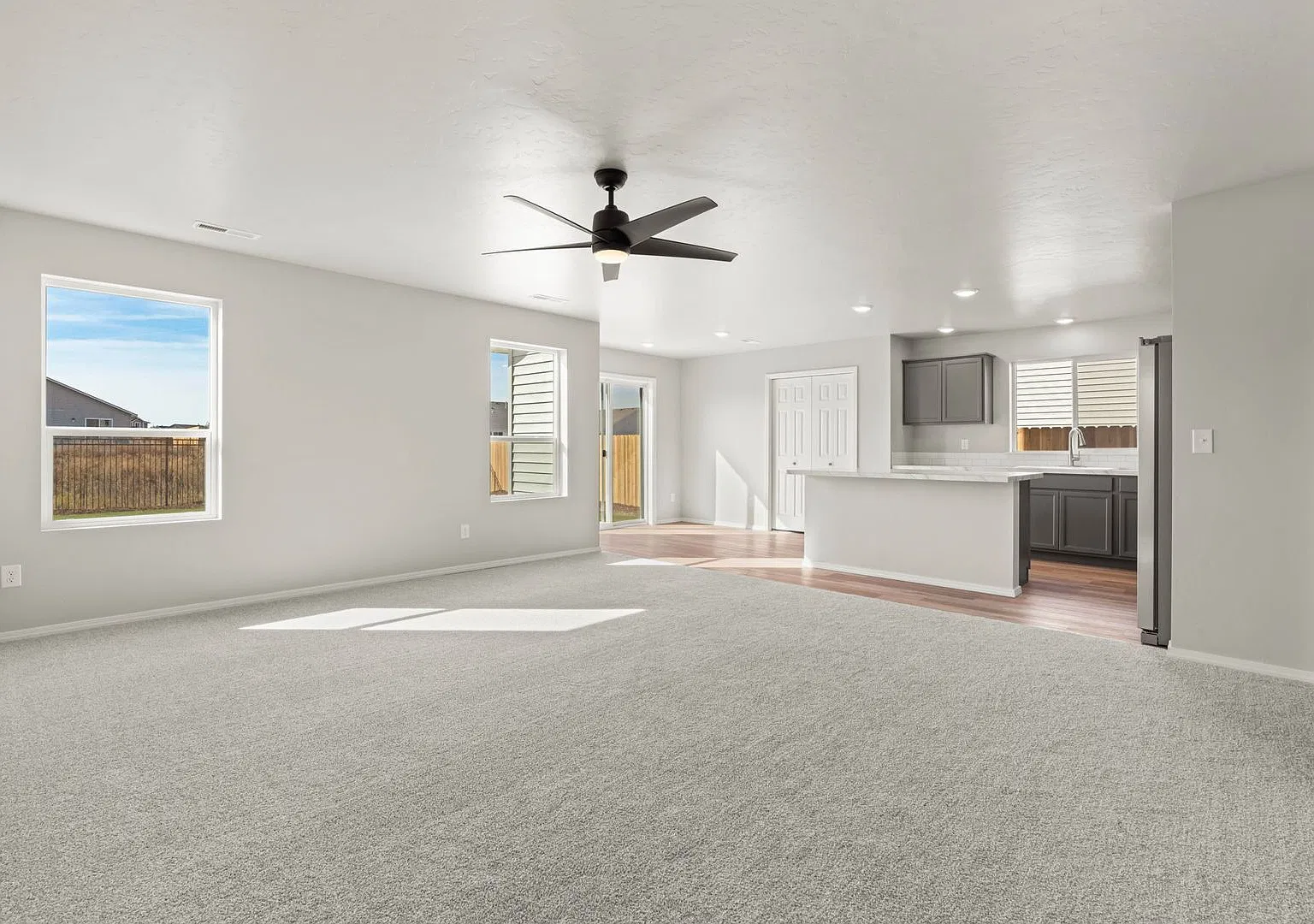 Gorgeous Newer Home W/4bd, 2.5ba Plus A 3-Car Garage — Photo 3
