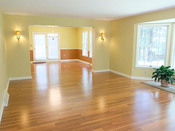 3rd image of 32 Amethyst Dr