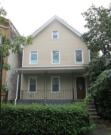 3rd image of 820 E 226th St