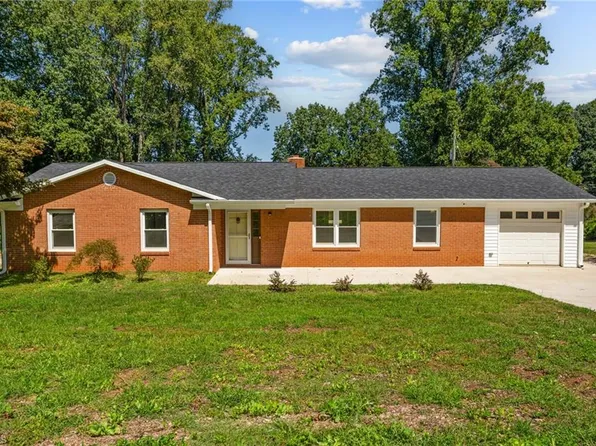 2131 Rougemount Ln, Kernersville, NC 27284