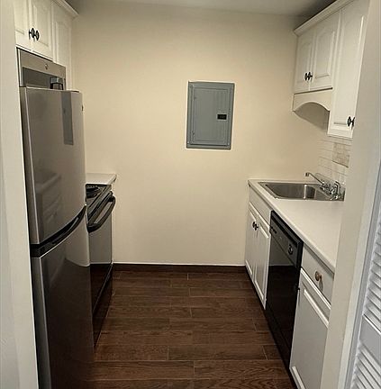 5th image of 135 Grove St APT 123