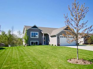 11793 Deerfield Dr, Ravenna, MI 49451
