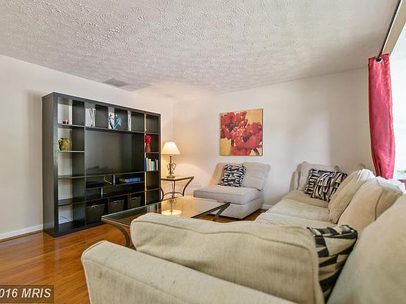 4th image of 18022 Queen Elizabeth Dr