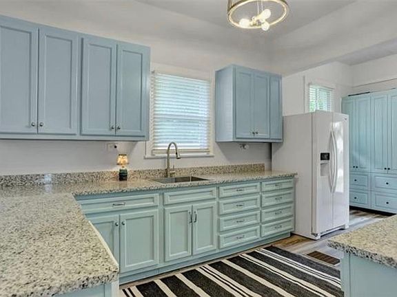 5th image of 905 W Morton St