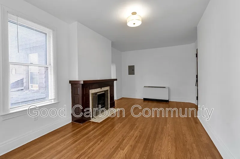2 bed, 1.0 bath, 915 sqft, $1,900 — Photo 2