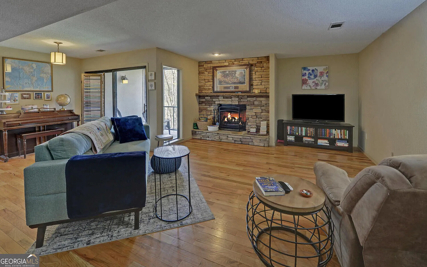 3 bed, 2.0 bath, 1548 sqft, $2,000 — Photo 2