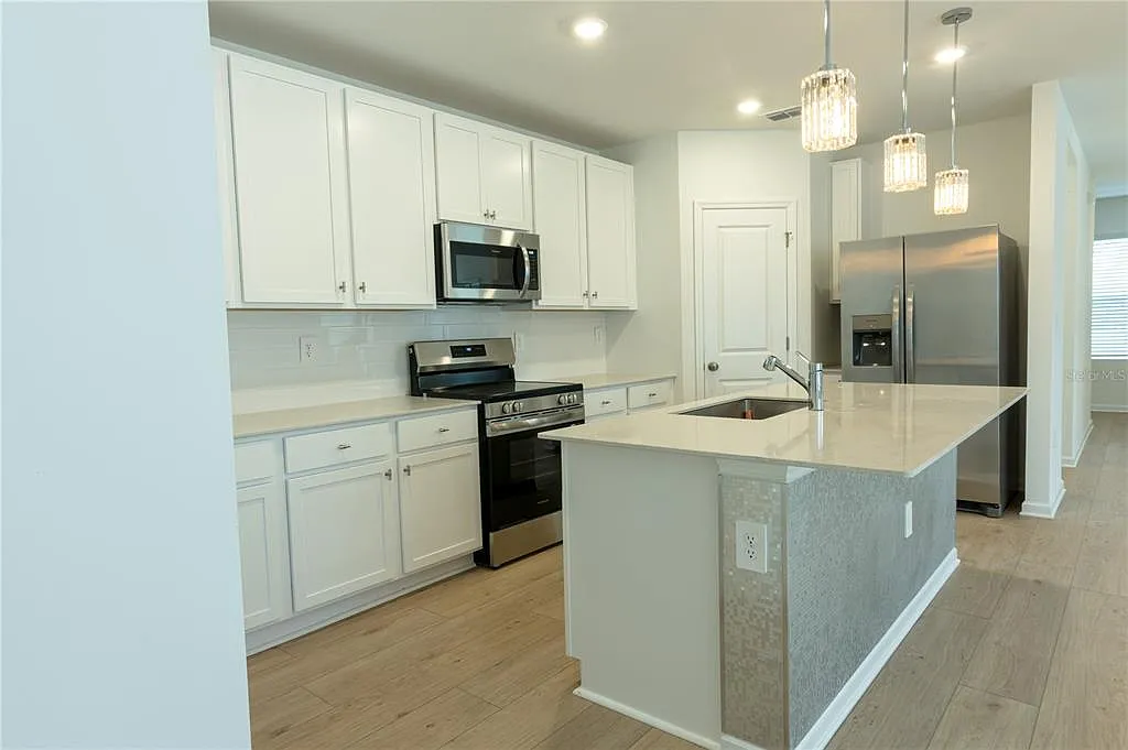 4 bed, 2.5 bath, 2088 sqft, $2,300 — Photo 3