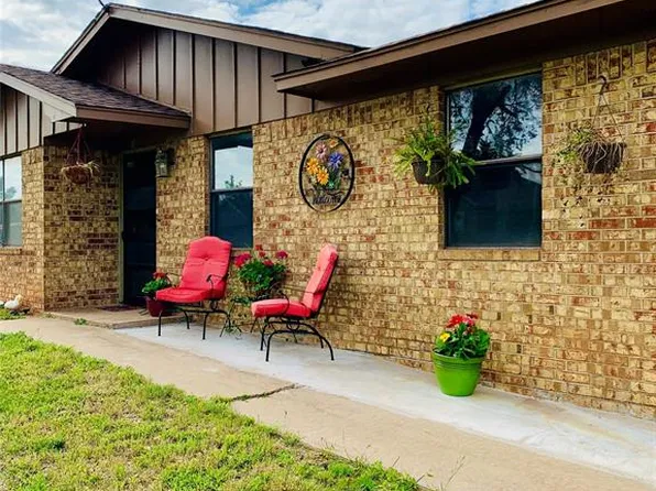 37 Hillcrest Dr, Chickasha, OK 73018