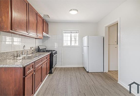 4th image of 731 E Jefferson Blvd APT 2