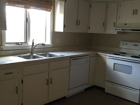 Kitchen w/ appliances