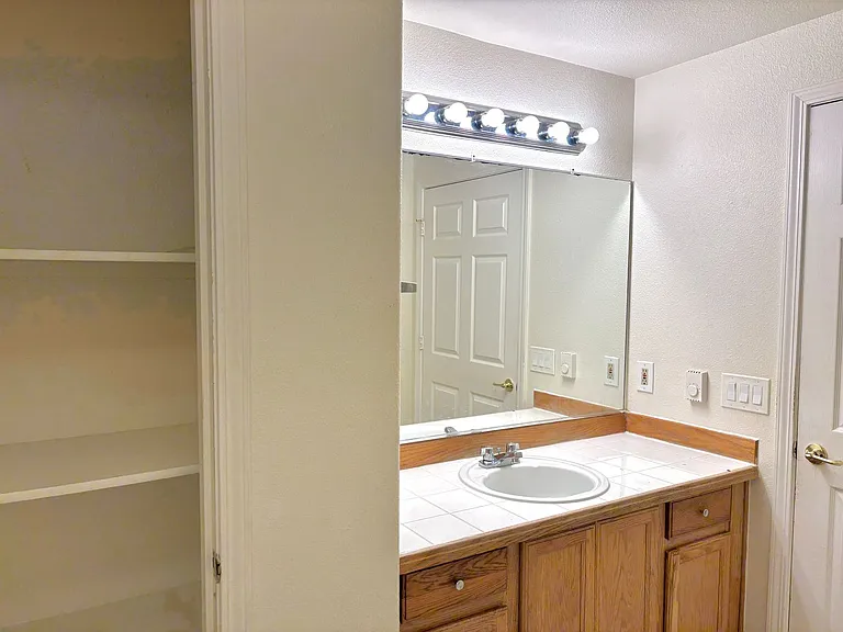 10211 N Lombard St — Photo 13