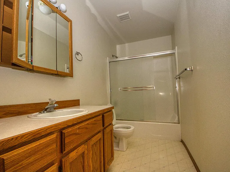 153 N Broadway St — Photo 10
