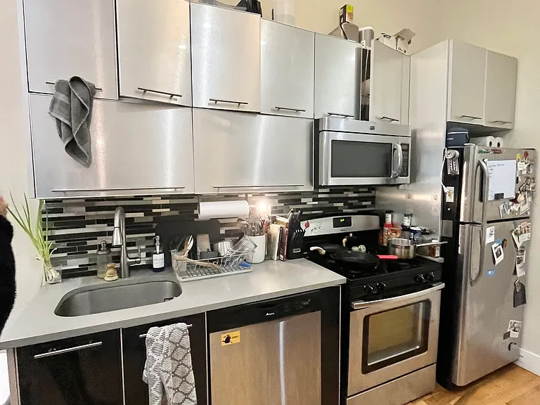 323 Melrose St #3F — Photo 4