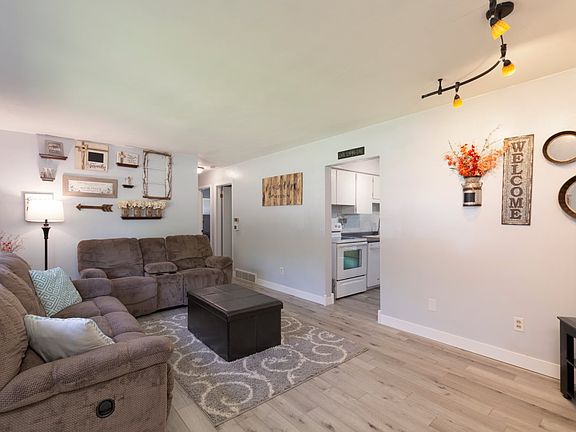 3rd image of 3229 Carlton Dr