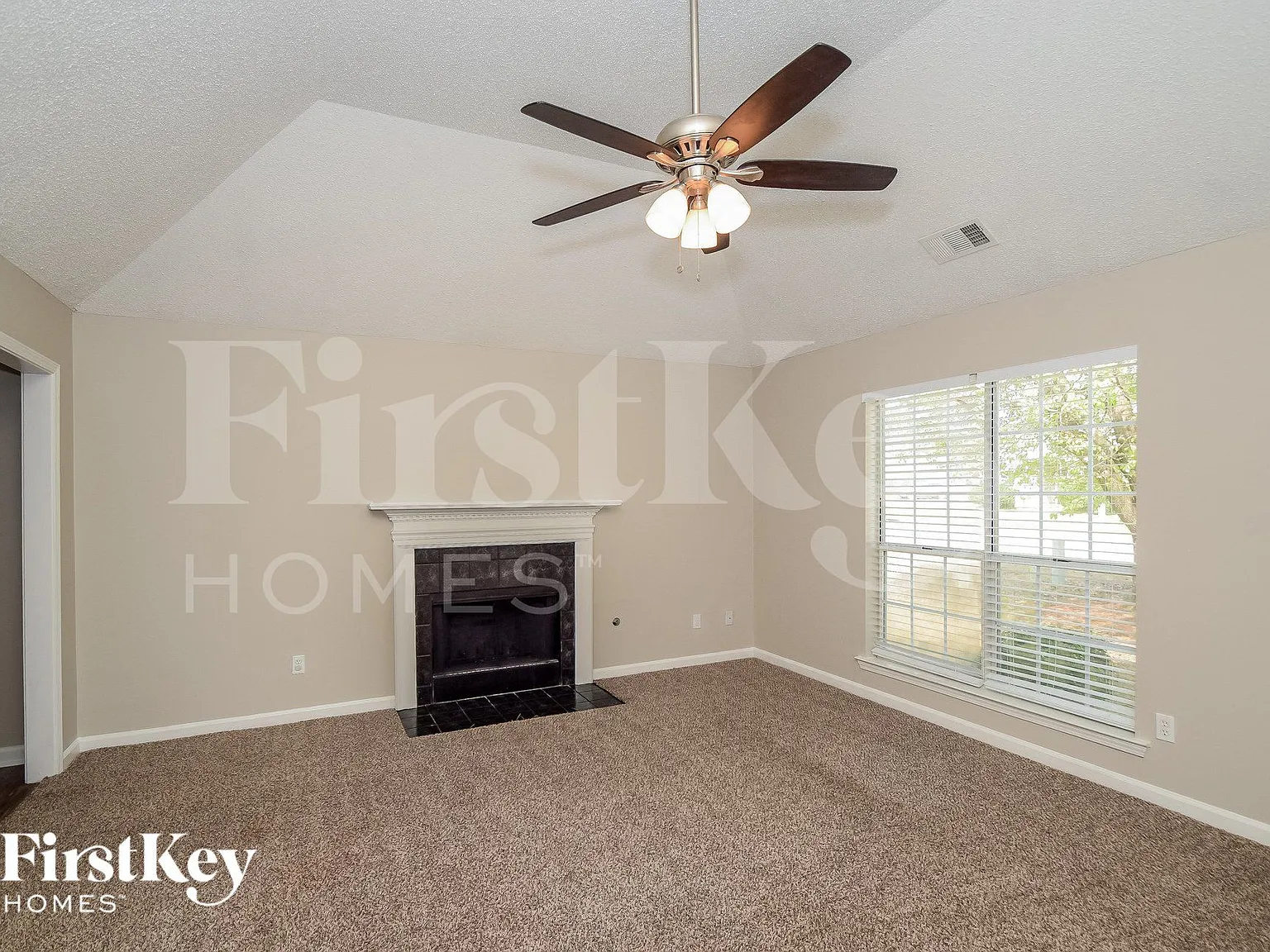 3 bed, 2.0 bath, 1428 sqft, $1,815 — Photo 2