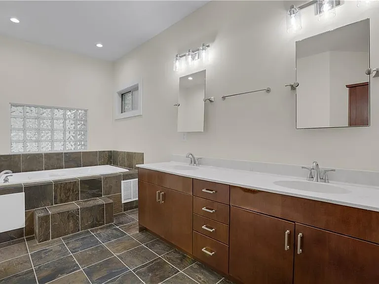 3228 Silver Lake Dr NE — Photo 39