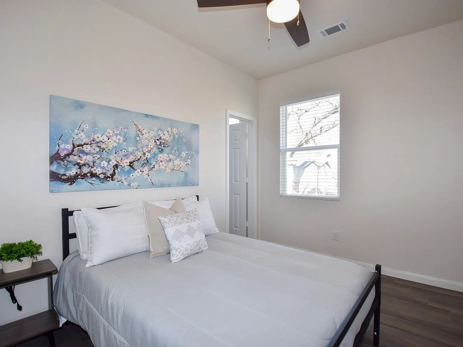 4 bed, 7.0 bath, 1770 sqft, $858 — Photo 2