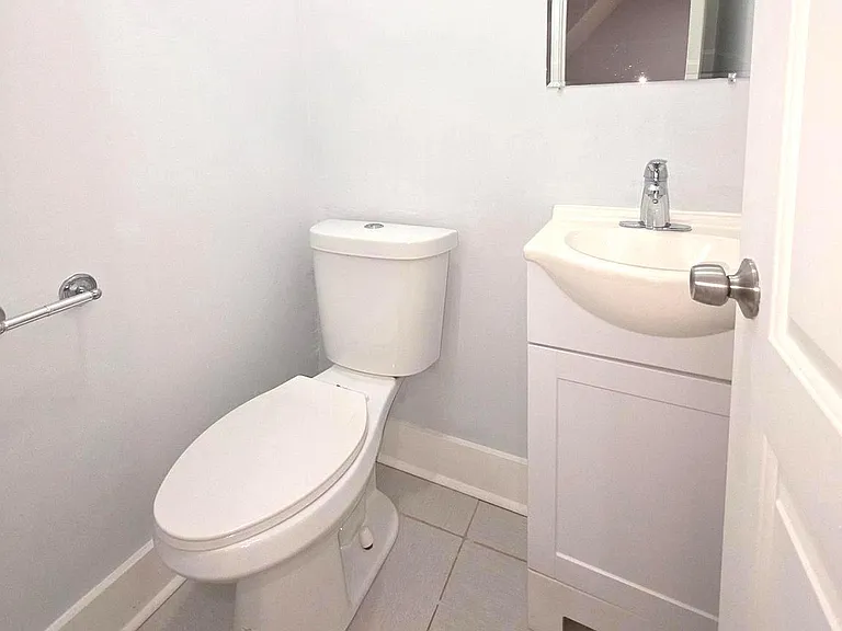 5515 Catharine St — Photo 7